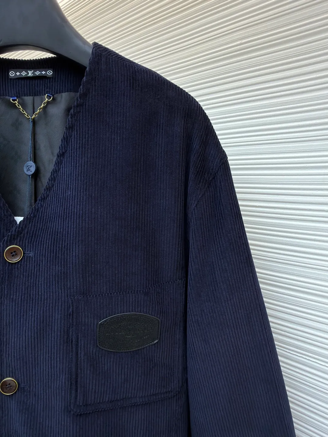 LOUIS VUITTON Corduroy V-neck long-sleeved jacket ●Original version: Purchased and developed at 20700 ●Item number: 1682377-C00 ●Fabric: corduroy fabric ●Technology: Fabric fermentation washing ●Color: navy ●Version: fitted version ●Weight: about 875 grams ●Size: 46-48-50-52 ●Description: This Louis Vuitton corduroy V-neck jacket is made of 32-pit high-density combed corduroy fabric, which has been treated with an enzyme washing process. The velvet strips are full and neat and soft to the touch. The fabric has been preshrunk and anti-static at the same time, making it less prone to static electricity when worn and having a stable shape. The body adopts three-dimensional tailoring to create a simple V-neck shape. The collar is designed without interlining to better fit the neck line. The custom metal buttons on the placket are matte electroplated to form a texture contrast with the navy corduroy. The brand logo on the chest adopts template embroidery technology, with precise pattern positioning, dense stitching and no skipping. The front patch pocket is hand-wrapped, and the bag mouth is smooth and wear-resistant. The side seams and shoulder seams are reinforced with double-needle stitching, with 11 stitches per inch. The inner lining is made of breathable cotton blend material. The overall craftsmanship takes into account the retro texture of corduroy, the brand's exquisite retro texture, and the brand's exquisite details. The overall wiring is straight and delicate, the fabric is comfortable and soft, and the color is consistent without color difference. It can be matched with the same style to create a fashionable look and control various occasions. Customized accessories, complete with three standards, same style for men and women!